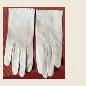 Bone Leather Gloves Scalloped Cuffs Italy Size 7.5 Vintage 1970s